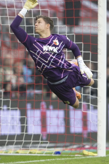Finn Dahmen (FC Augsburg, goalkeeper, #1), COLOGNE, Germany - OCTOBER 18: During the Bundesliga match between FC Cologne vs. FC Augsburg at Rheinenergie-Stadion on matchday 8 of the 1. Bundesliga on October 18, 2025 in Cologne, Germany. DFL REGULATIONS PROHIBIT ANY USE OF PHOTOGRAPHS AS IMAGE SEQUENCES AND/OR QUASI-VIDEO, Rheinenergie-Stadion, Cologne, North Rhine-Westphalia, Germany