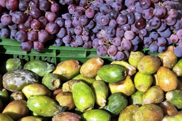 Grapes and Prickly Pears, Figo da India, Mercado Cardonal, Barrio de Amendral, Valparaiso, Chile
