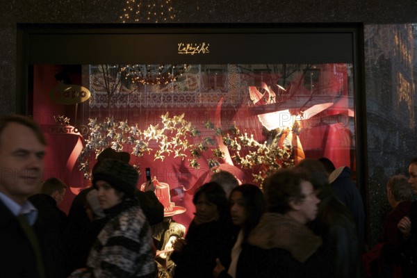 People, Galeries Lafayette Haussmann, Boulevard Haussmann - 75008, (75), Paris, France