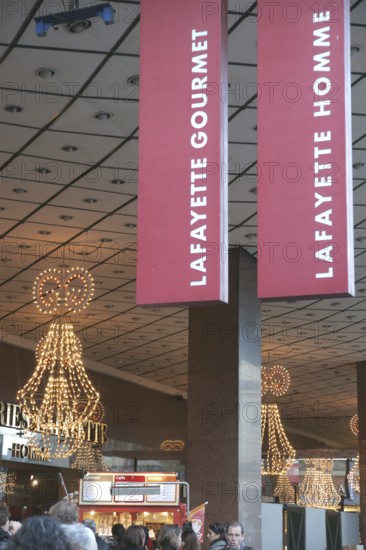 Sign, Glosses, Galeries Lafayette Haussmann, Boulevard Haussmann - 75008, (75), Paris, France