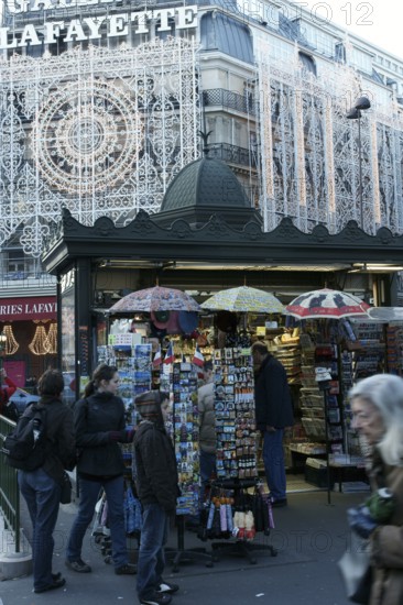 People, Galeries Lafayette Haussmann, Boulevard Haussmann - 75008, (75), Paris, France