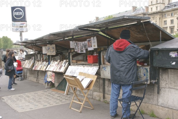 Sidewalk, Street seller, Quai des Grands Augustins, 6ème arrondissement, (75006), Paris, France