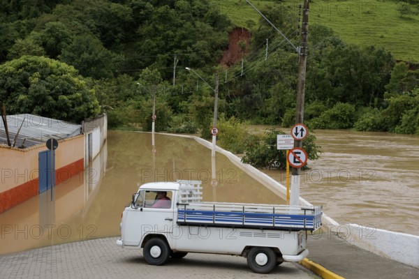 City, Overflown River, 29/12/2009, São Luís do Paraitinga, São Paulo, Brazil
