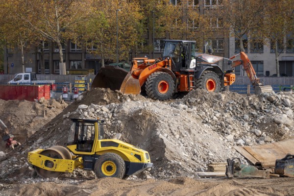 Construction site, dismantling, demolition of a large building, the former high-rise building of the North Rhine-Westphalia Ministry of the Interior on Haroldstraße was demolished, now the basements and foundations are being dismantled and the construction waste separated for materials, Düsseldorf, North Rhine-Westphalia, Germany
