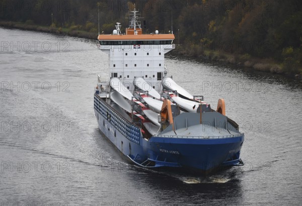 Cargo ship ROTRA VENTE sails with rotor blades for wind turbines in the Kiel Canal, NOK, Kiel Canal, Kiel Canal, Schleswig-Holstein, Germany