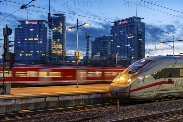 ICE train, S-Bahn, in Essen main station, on the platform, North Rhine-Westphalia, Germany