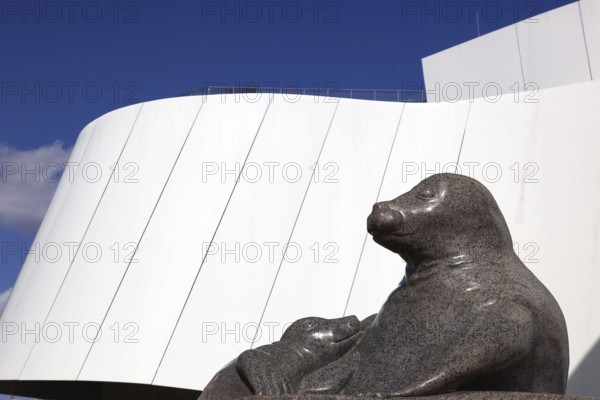 Seal, statue in front of the Ozeaneum, Stralsund Maritime Museum, Museum of Oceanography and Fisheries, Aquarium and German Maritime Museum, Stralsund, Vorpommern-Rügen district, Mecklenburg-Western Pomerania, Germany