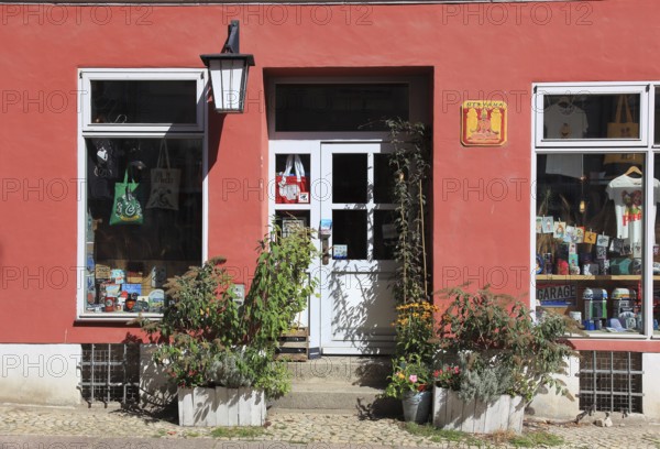 Scene with a shop in the old town of Stralsund, Vorpommern-Rügen district, Mecklenburg-Western Pomerania, Germany