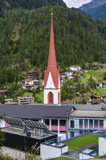 View of the town center with Gothic parish church from 1288, Sölden, Ötztal, Tyrol, Austria