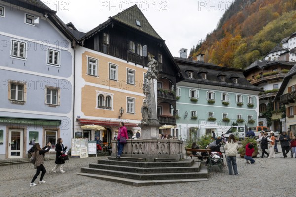 Tourists taking pictures, market square, Hallstatt, Upper Austria, Salzkammergut, Austria. 29.10.2025 < english> Tourists taking photos, market square, Upper Austria, Austria. October 29, 2025