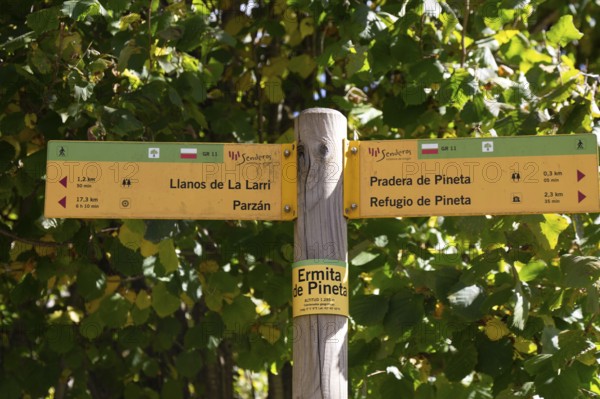 Footpath sign, Ordesa y Monte Perdido, National Park, Ermita de Pineta, Bielsa, Huesca province, Aragon, Spain