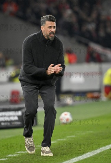 Coach coach Sandro Wagner FC Augsburg FCA gesture on the sidelines claps hands cheering up, applause VfB Stuttgart MHPArena, MHP Arena Stuttgart, Baden-Württemberg, Germany