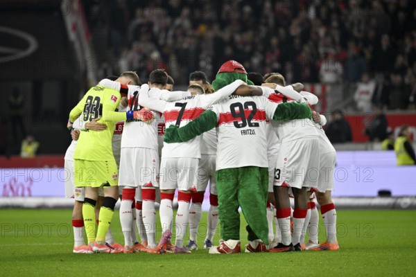Team building, VfB Stuttgart team with mascot Fritzle VfB Stuttgart in front of the start of the game MHPArena, MHP Arena Stuttgart, Baden-Württemberg, Germany