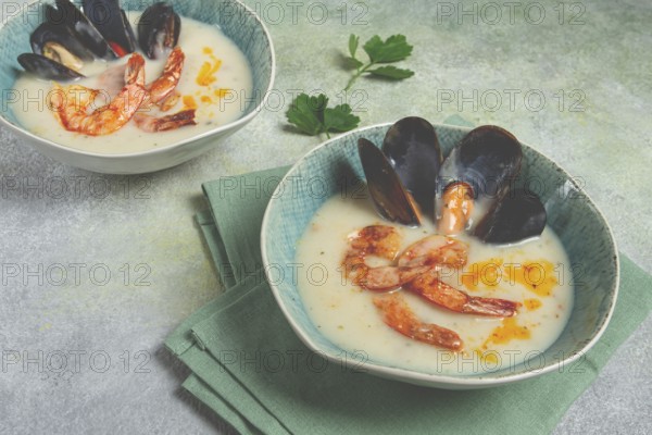 Cream soup, chowder with mussels and shrimp, American cuisine, homemade, no people