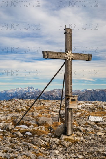 Summit cross of the Hoher Brett, behind Dachstein, Berchtesgaden Alps, Schönau am Königssee, Berchtesgadener Land, Upper Bavaria, Bavaria, Germany