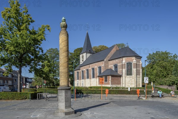 Pillar remembering World War One and Saint Giles church, Sint-Egidiuskerk in the village Groot-Bijgaarden near Dilbeek, Flemish Brabant, Belgium