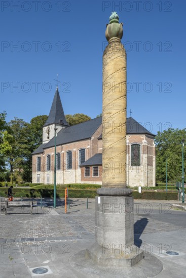 Pillar remembering World War One and Saint Giles church, Sint-Egidiuskerk in the village Groot-Bijgaarden near Dilbeek, Flemish Brabant, Belgium