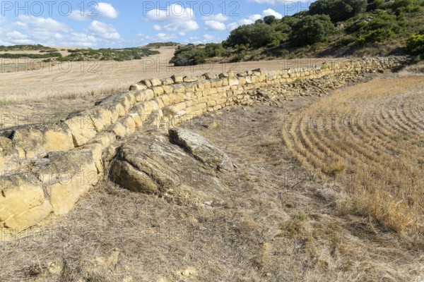Presa de Cubalmena stone wall dam, Roman site of Los Banales, near Layana, Zaragoza province, Aragon, Spain