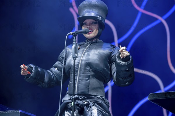 Erykah Badu, singer, USA, soul, hip-hop, R&B, The Return Of Automatic Slim World Tour 2025, live at the Uber Eats Music Hall, Berlin, 04.11.2025 < english> Erykah Badu, singer, hip-hop, live at the Uber Eats Music Hall, November 4th, 2025