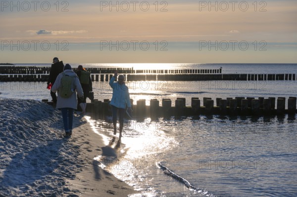 Walkers on the Baltic Sea beach, Ahrenshoop, Darß, Mecklenburg-Western Pomerania, Germany