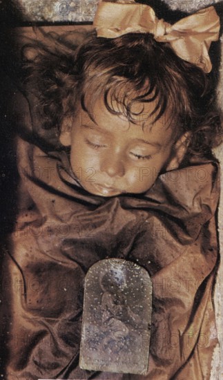 Capuchin Crypt, Le Catacombe dei Cappuccini, extensive crypt complex under the Capuchin monastery in Palermo and, with its natural mummies, one of the most famous burial sites in the world, Sicily, Italy, mummy of Rosalia Lombardo (born December 13, 1918 in Palermo, died December 6, 1920 there), illustration, reproduction from a 19th-century model. Authentic, file restored for optimal use, exact date of submission unknown, historical