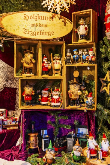 Sales stand with wooden art from the Ore Mountains, Christkindlmarkt, Marienplatz, Munich, Upper Bavaria, Bavaria, Germany