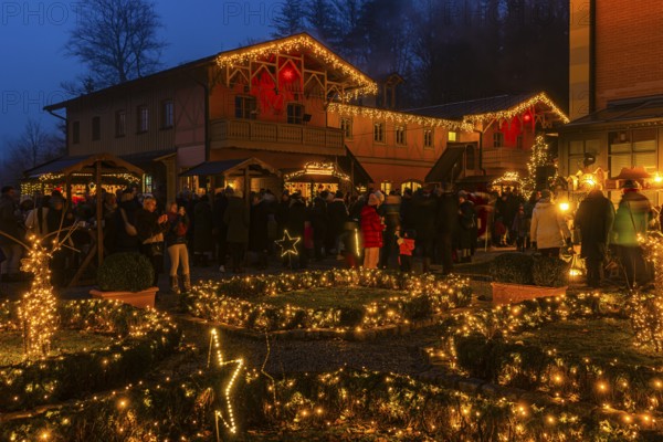 Lichterketten am Christkindlmarkt, Historisches Hotel La Villa, Starnberger See, Niederpöcking, Upper Bavaria, Bavaria, Germany