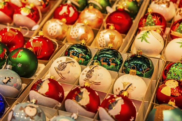 Sales stand with colorful Christmas tree balls, Christkindlmarkt, Marienplatz, Munich, Upper Bavaria, Bavaria, Germany