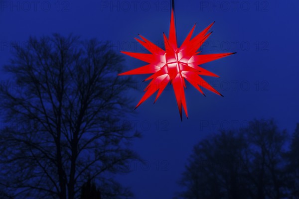 Red shining star at Christkindlmarkt, Historisches Hotel La Villa, Starnberger See, Niederpöcking, Upper Bavaria, Bavaria, Germany