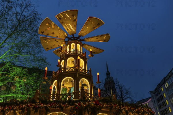 Christmas market with three-story illuminated Christmas pyramid, Rindermarkt, Munich, Upper Bavaria, Bavaria, Germany