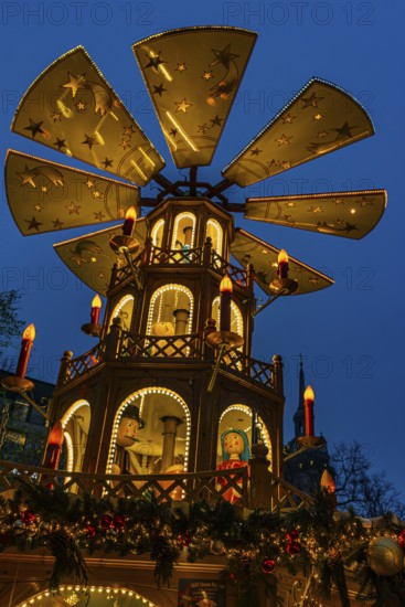 Christmas market with three-story illuminated Christmas pyramid, Rindermarkt, Munich, Upper Bavaria, Bavaria, Germany