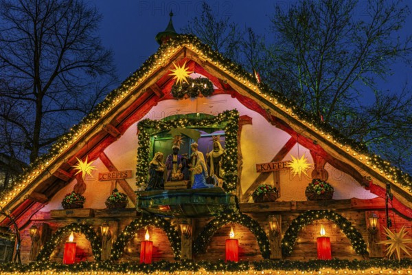 Illuminated sales stand with Christmas decoration, Christkindlmarkt, Rindermarkt, Munich, Upper Bavaria, Bavaria, Germany