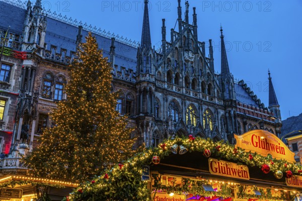 Mulled wine stand at the Christmas market, in the back the new town hall with illuminated Christmas tree, Marienplatz, Munich, Upper Bavaria, Bavaria, Germany