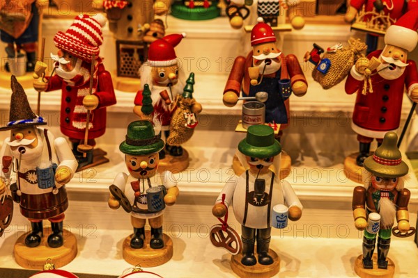 Sales stand with smoked almonds, Christkindlmarkt, Marienplatz, Munich, Upper Bavaria, Bavaria, Germany