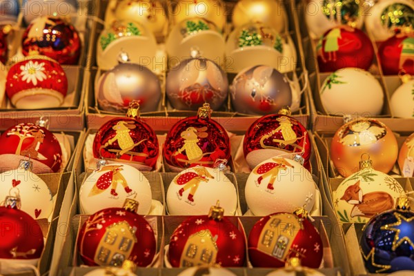 Sales stand with colorful Christmas tree balls, Christkindlmarkt, Marienplatz, Munich, Upper Bavaria, Bavaria, Germany