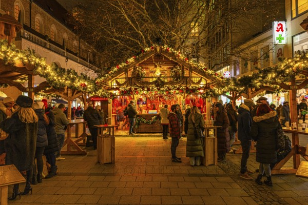 Beleuchteter Glühweinstand, Christkindlmarkt, Neuhauserstraße, Munich, Upper Bavaria, Bavaria, Germany