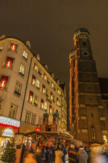 Glühweinstand, Christkindlmarkt, in the back the towers of the Church of Our Lady, Cathedral of Our Lady, Neuhauserstraße, Munich, Upper Bavaria, Bavaria, Germany