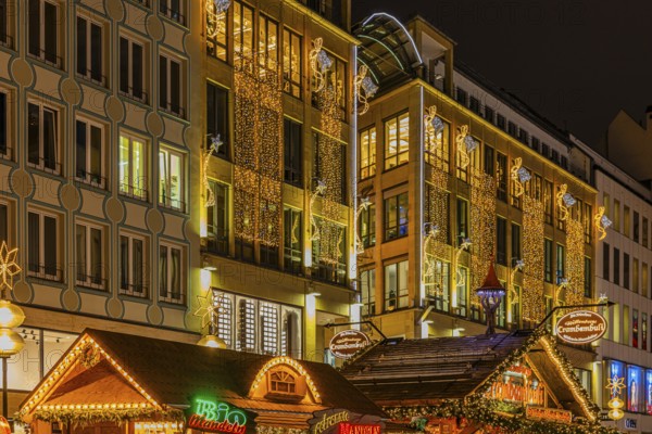 Stalls selling roasted almonds and mulled wine, Christkindlmarkt, illuminated Kaufingerstraße, Munich, Upper Bavaria, Bavaria, Germany