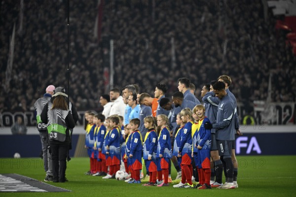 Teams teams take line-up in front of the start of the game, VfB Stuttgart, Feyenoord Rotterdam, Einlaufkinder, Goncalo Borges Feyenoord Rotterdam talks with Einlaufkind, TV team, Europa League, MHPArena, MHP Arena Stuttgart, Baden-Württemberg, Germany