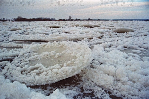 Frozen Elbe, Eisschollen, Bleckede, Lower Saxony, Germany, January 03, 1997, vintage, retro, old, historic
