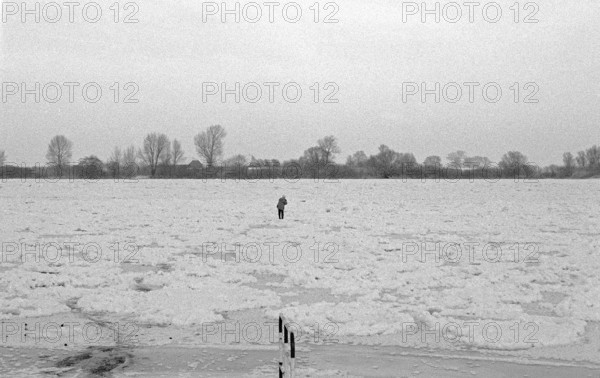 Person on ice rink, frozen Elbe, Bleckede, Lower Saxony, Germany, January 03, 1997, vintage, retro, old, historic