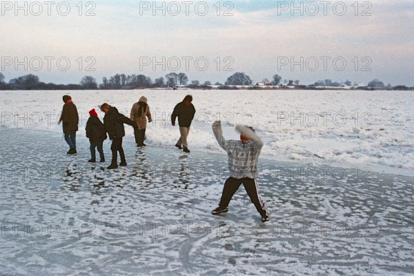 People walk across ice rink, frozen Elbe, Bleckede, Lower Saxony, Germany, January 03, 1997, vintage, retro, old, historic