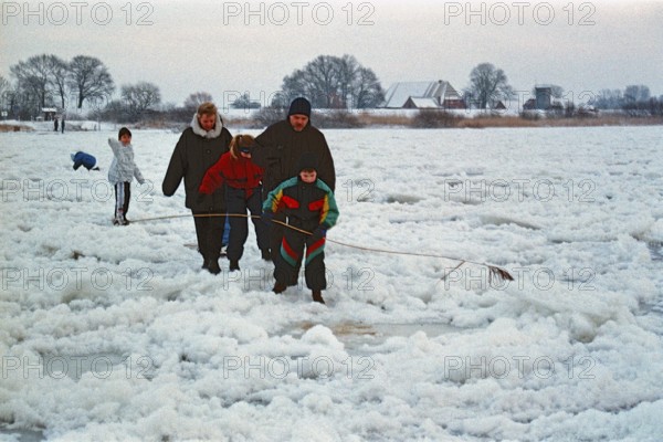 People walking across ice rink, family, children, frozen Elbe, Bleckede, Lower Saxony, Germany, January 03, 1997, vintage, retro, old, historic
