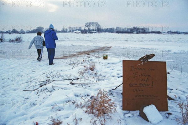 People walk across ice rink, ferry dock, frozen Elbe, Neu Bleckede, Bleckede, Lower Saxony, Germany, January 03, 1997, vintage, retro, old, historic