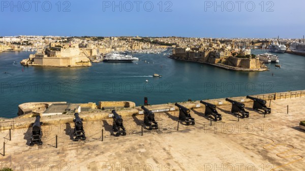 Upper Barrakka Gardens at the highest point of the city fortifications on St. Peter and St. Paul Bastion with views of Grand Harbour and Three Cities Vittorosia, Senglea, Cospicua, Valletta, UNESCO World Heritage, Malta