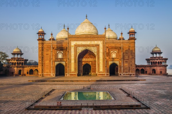 Mosque on the Taj Mahal, the most famous building of the Mughal period in Agra