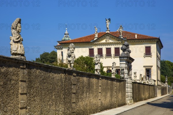 Dwarf sculptures on the Garetenmauser, Villa Valmarana ai Nan with frescoes by Giovanni Battista Tiepoloi, 1669, Vicenza, Veneto, Italy