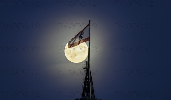 The brightest full moon of the year, Supermoon at the Red Town Hall, Berlin, 05.11.2025, Berlin, Germany