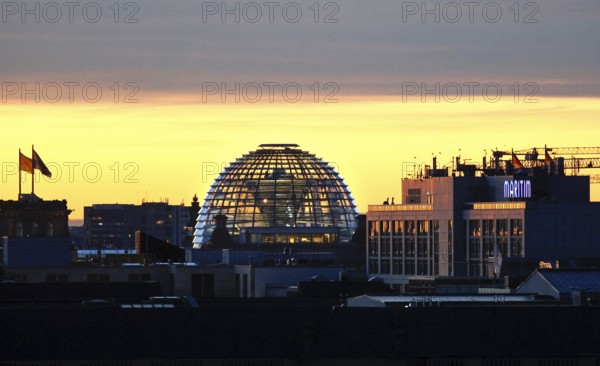 Visitor to the Reichstag dome at sunset Berlin, 05.11.2025, Berlin, Berlin, Germany