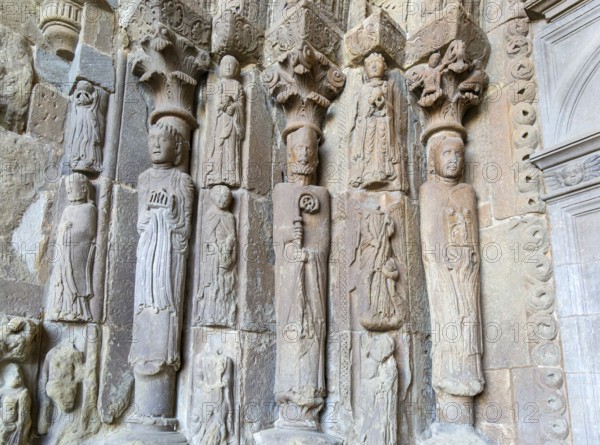 Stone carved figures doorway Iglesia de San Esteban, Romanesque church, Sos del Rey Católico, Cinco Villas Zaragoza province, Aragon, Spain